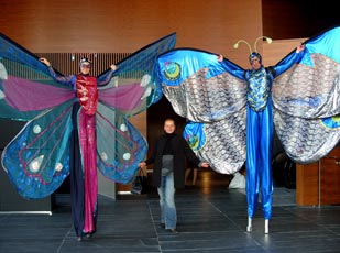 Ходулисты в костюмах бабочек. Ходулисты на праздник. Бабочки на ходулях.